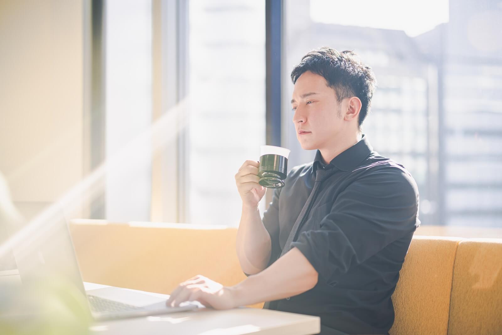 コーヒータイム中でもイケてる経営者の写真