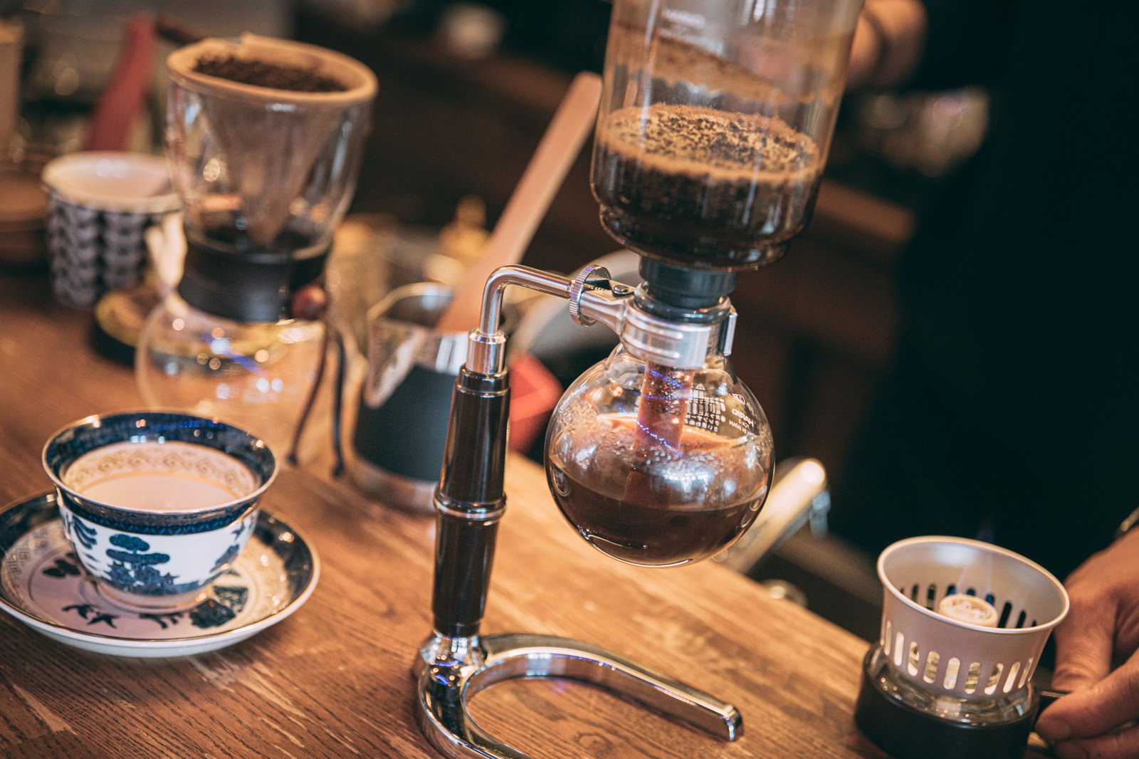 サイフォンでコーヒーを淹れている様子の写真